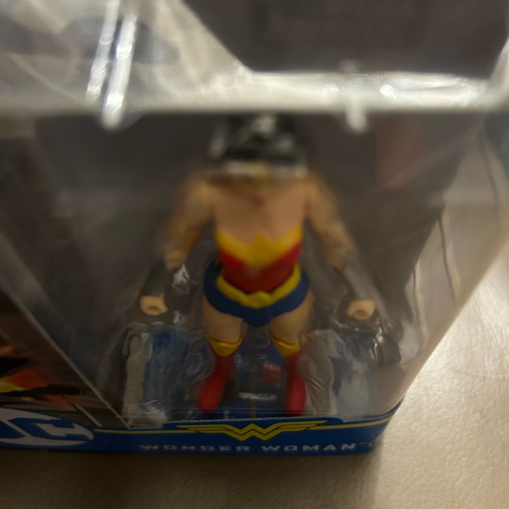 *Rare/Collectable* DC Wonder Woman Figure with Mystery Accessories 4”inches - Picture 11 of 11